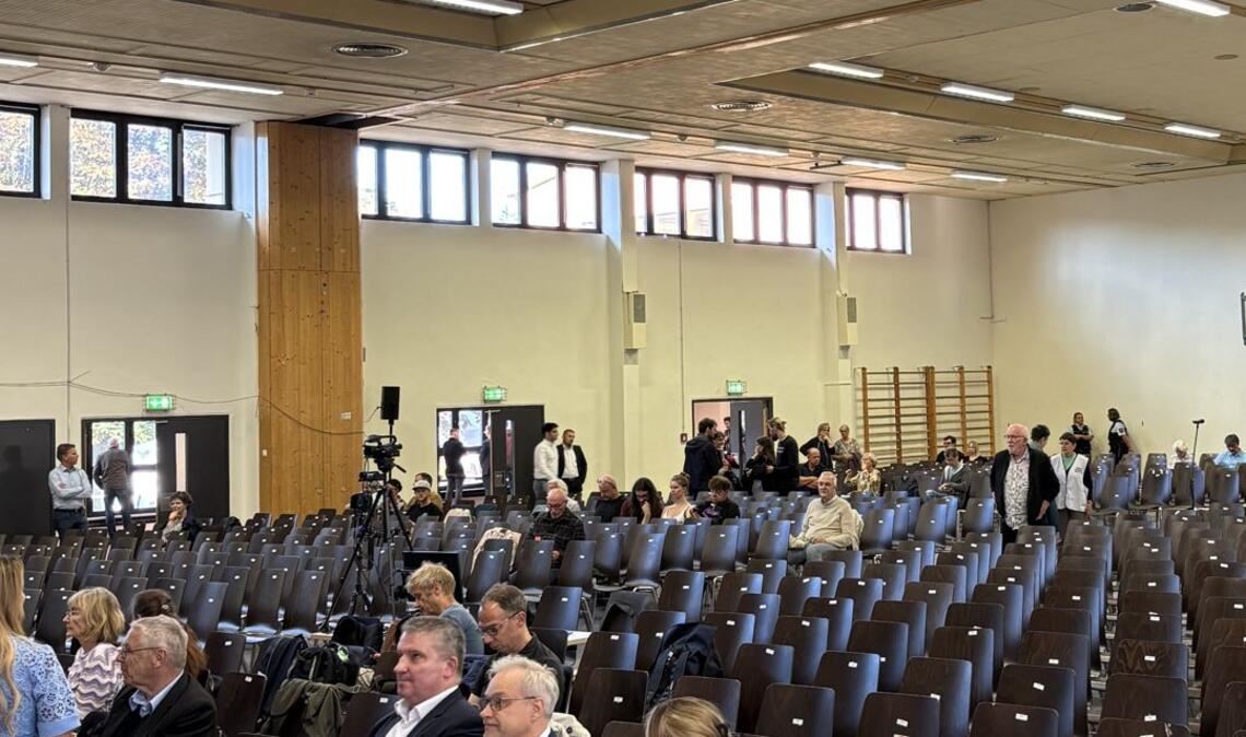 Die Halle füllt sich nur sehr langsam, viele Plätze sind um 18.30 Uhr noch leer. Ob sich 19 Uhr als Startzeit halten lässt?
