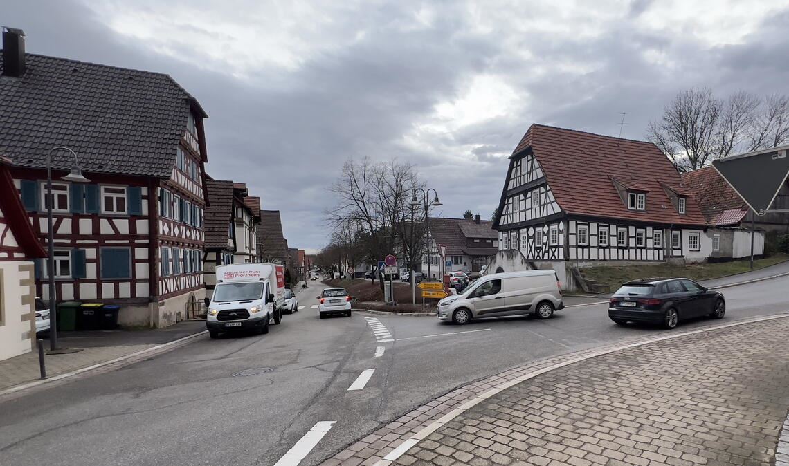 Die Haltestelle Weingasse in Richtung Kieselbronn wird, inklusive einer Querungshilfe, barrierefrei ausgebaut. Die Haltestelle Rathaus soll erst im Zuge der Sanierung der Ortsdurchfahrt an die Reihe kommen, die ab 2027 geplant ist. Foto: Helbig
