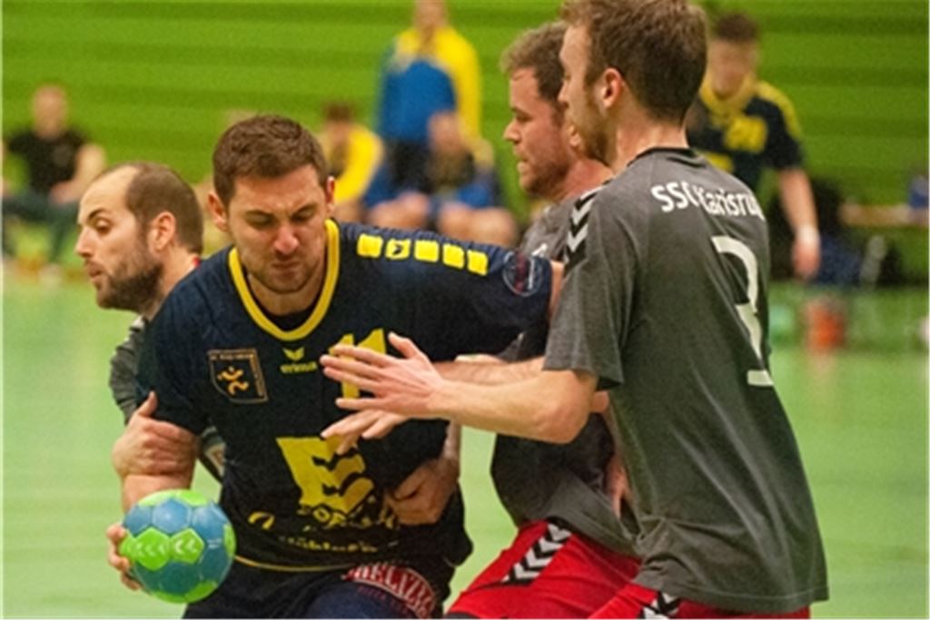 Die Handballer des HC Blau Gelb Mühlacker – im Bild Daniel Ufrecht – kämpfen gegen Karlsruhe beherzt, aber vor allem offensiv fehlt die Durchschlagskraft. Foto: Fotomoment