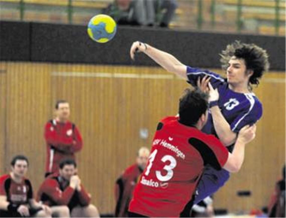Die Handballer des SV Illingen (blaue Trikot) haben auch gegen den GSV Hemmingen einen schweren Stand. Am Ende steht eine 15:21-Heimniederlage. Foto: Fotomoment
