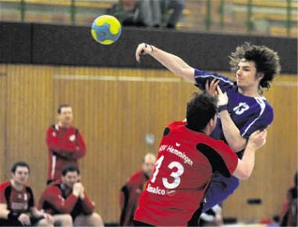 Die Handballer des SV Illingen (blaue Trikot) haben auch gegen den GSV Hemmingen einen schweren Stand. Am Ende steht eine 15:21-Heimniederlage. Foto: Fotomoment
