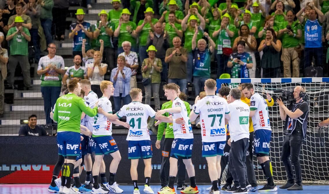 Die Handballer von Frisch Auf Göppingen freuen  sich vor ihren  Fans über das gewonnene Spiel um Platz drei gegen Montpellier HB.