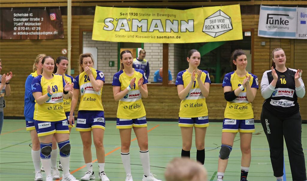 Die Handballerinnen der SG Niefern/Mühlacker bedanken sich bei den Zuschauern.