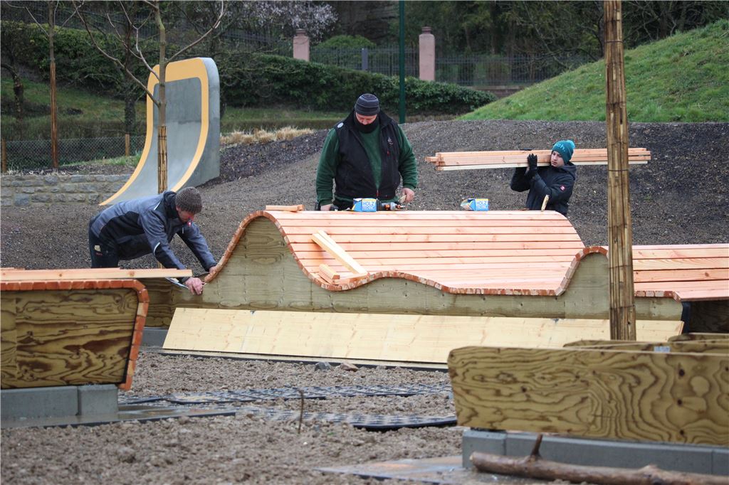 Die Handwerker der Firma Heinzelmann arbeiten an den Podesten, auf denen es sich die Gartenschaubesucher mit ihrem bevorzugten Lesestoff gemütlich machen können.  Foto: Huber