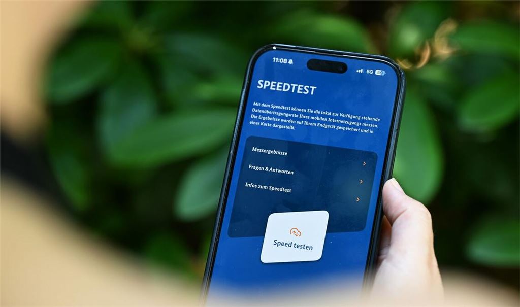 Die Handynutzer sollen in den kommenden Tagen möglichst häufig ihr Handy zücken, um mit der App Mobilfunk-Check Tests zu machen.
