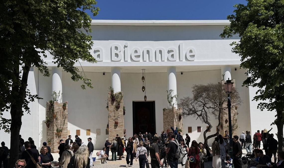 Die Hauptausstellung im zentralen Pavillon der Giardini und den historischen Werftanlagen des Arsenale versucht, „Räume des Zuhörens“ zu schaffen.