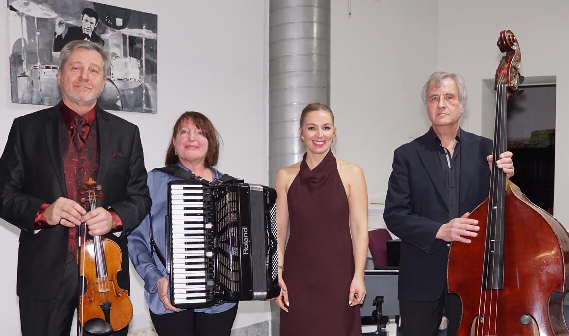 Die Hauptdarsteller des Neujahrskonzerts: Georg Kleimann an der Violine, Olga Rühl am Akkordeon, Sängerin Elisandra Melian und Klaus Dussek am Kontrabass. Foto: Bastian