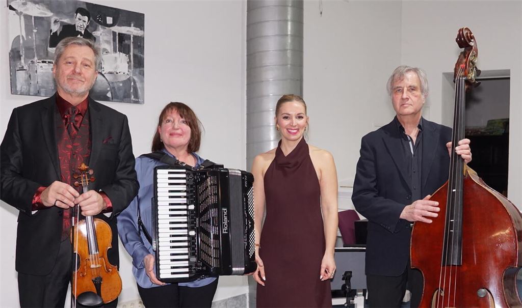 Die Hauptdarsteller des Neujahrskonzerts: Georg Kleimann an der Violine, Olga Rühl am Akkordeon, Sängerin Elisandra Melian und Klaus Dussek am Kontrabass. Foto: Bastian