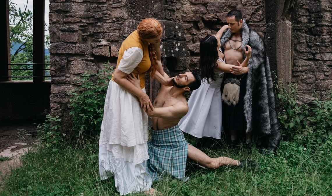 Die Hauptfiguren treten bei „Tristan und Isolde“ jeweils doppelt in Erscheinung – singend und tanzend. Foto: Theater Pforzheim/Leon Bernhofer