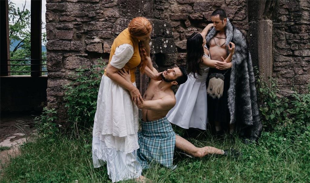 Die Hauptfiguren treten bei „Tristan und Isolde“ jeweils doppelt in Erscheinung – singend und tanzend. Foto: Theater Pforzheim/Leon Bernhofer