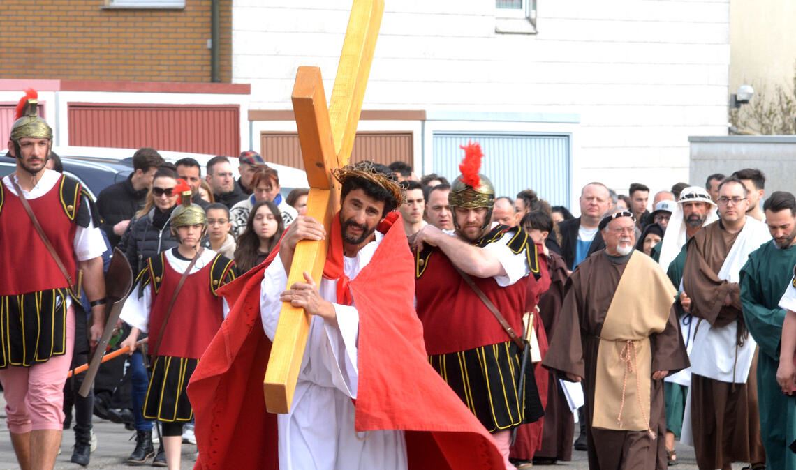 Die Hauptrolle spielt in diesem Jahr wieder Giuseppe Bonsignore, der von der Karfreitagsprozession selbst tief bewegt ist. Fotos: Stahlfeld
