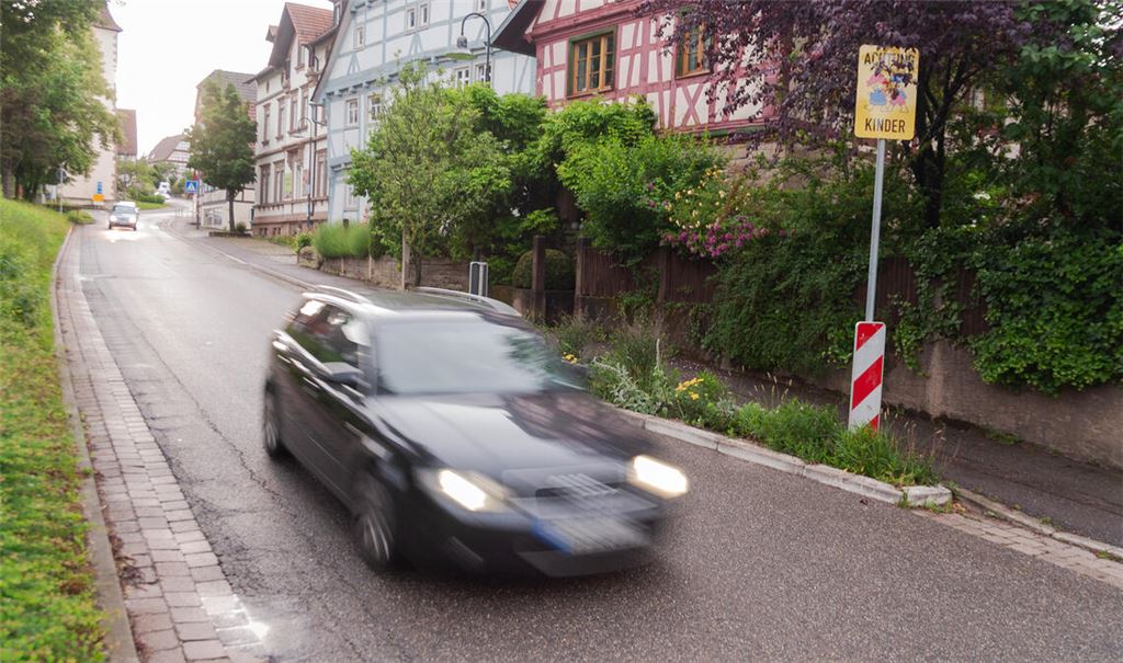 Die Hauptstraße in Dürrn dient ab Montag als Umleitungsstrecke für die gesperrte B294 in Bauschlott und wird von Tausenden zusätzlichen Fahrzeugen befahren. Fotos: Fotomoment