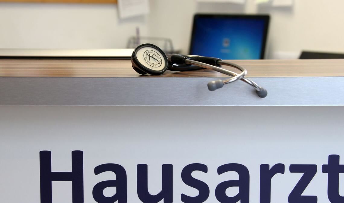 Die Hausärzte wollen, dass die Krankenkassen den Rotstift bei sich selbst ansetzen. (Archivbild)