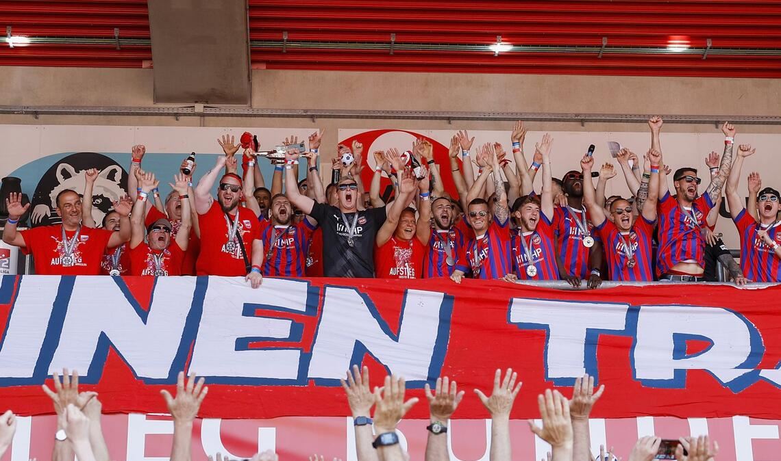 Die Heidenheimer Mannschaft feierte am Montag  mit den Fans den erstmaligen Bundesliga-Aufstieg.