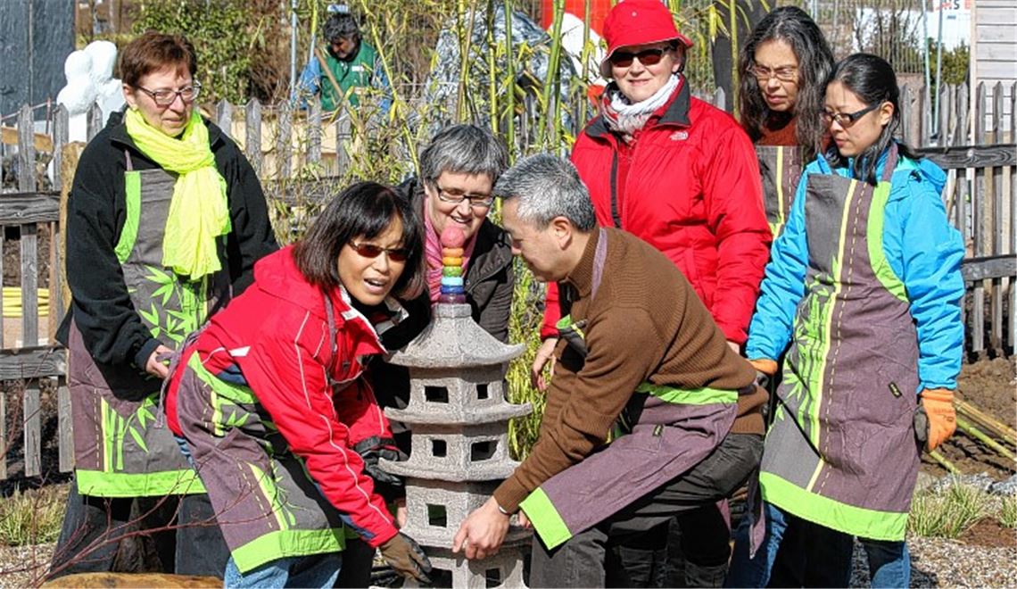 Die Helfer Marie-Luise Ziegler (v. li.), Chong-Im Neukamm, Ottilie Läkemäker, C Huynh, Christa Groeger, Ingrid Späth und Miho Vshiro-Daum stellen ihre selbstgefertigte Pagode auf.