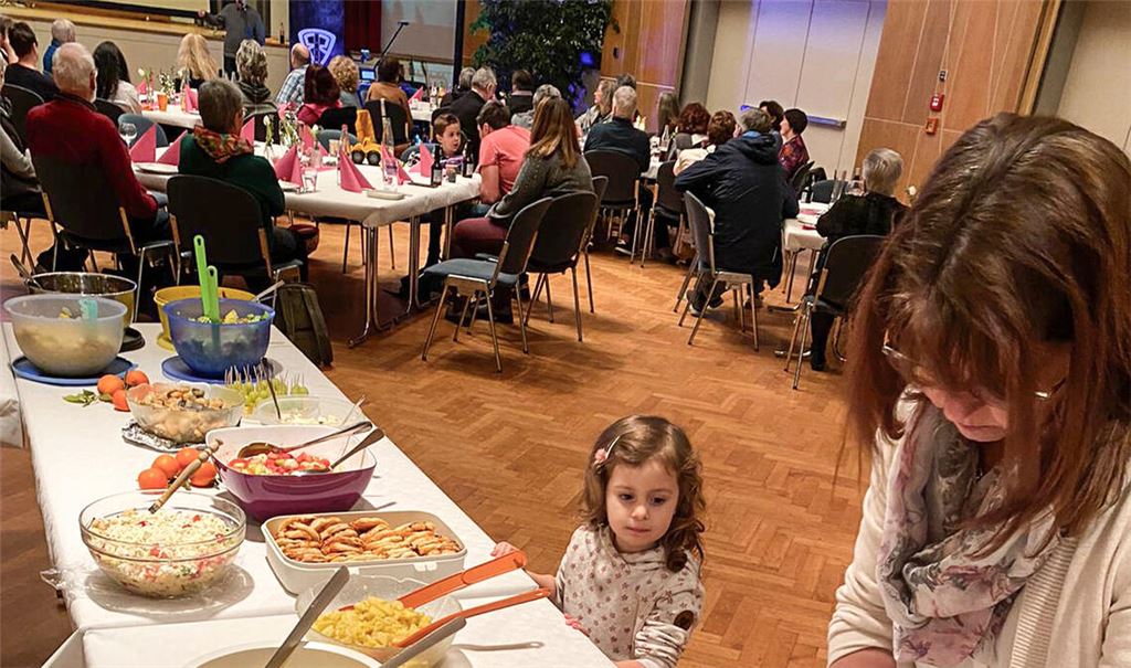 Die Helferinnen und Helfer des Enzgärten-Vereins feiern im Uhlandbau. Foto: privat