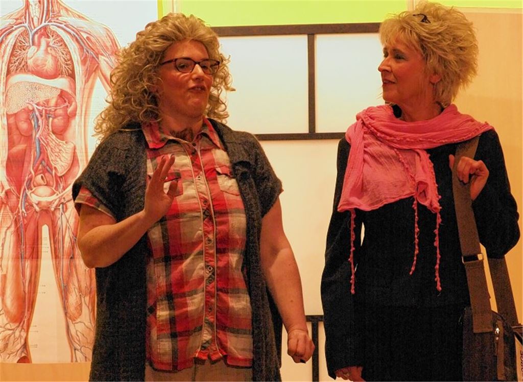 Die „Hemminger Kuaschwänz“ gastieren am 21. September in der Schützinger Festhalle mit dem Stück „Ohne Nebawirkonga“.