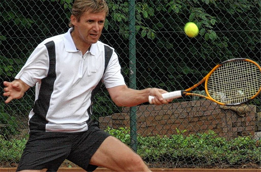 Die Herren 50 des TC Rot-Weiß Lomersheim um Wolfgang Kramer sind in der Württembergliga unter Druck. Archivfotos: Eigner/Fotomoment