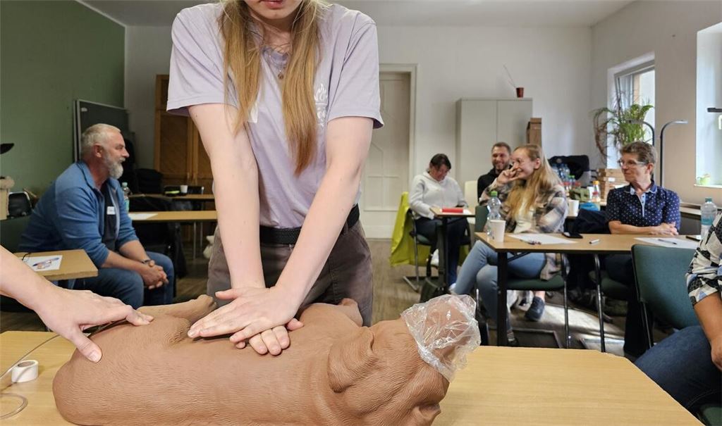 Die Herz-Druck-Massage kann im Erste-Hilfe-Kurs an einem Dummyhund geübt werden.