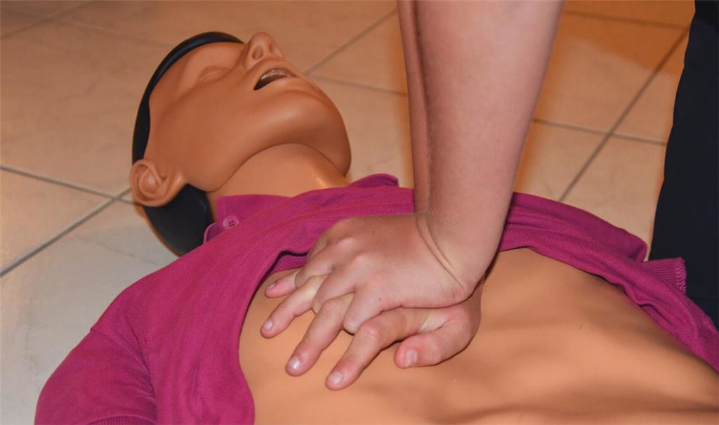 Die Herzdruckmassage ist gehört zu den „Basics“ bei der Wiederbelebung. Foto: Bosch