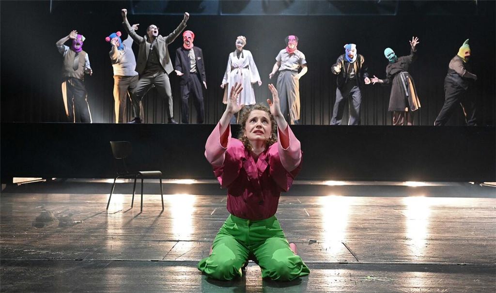 Die Hetze der Medien treibt Katharina Blum (im Vordergrund) zu einer Verzweiflungstat. Foto: Jochen Klenk/Theater Pforzheim