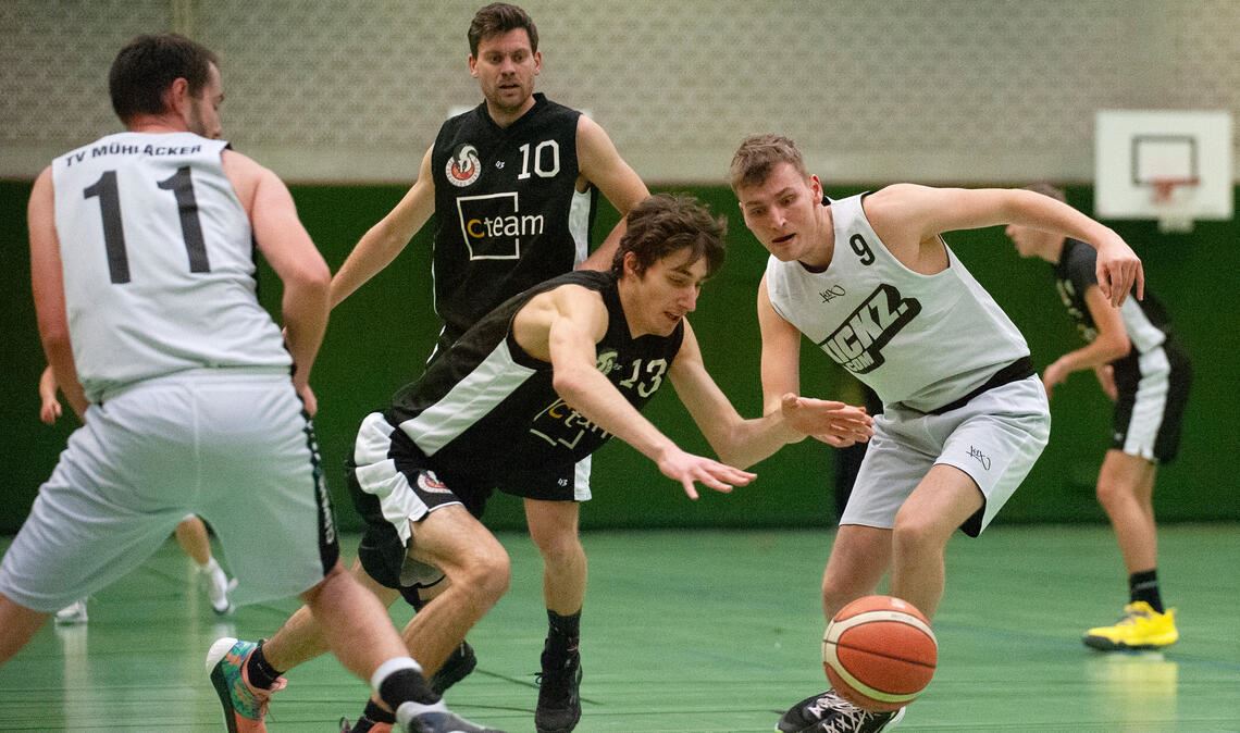 Die Hightowers (in Weiß) können gegen die Freiburger nicht viel ausrichten.