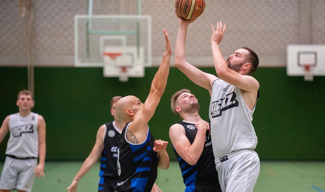 Die Hightowers (in Weiß) unterliegen im ersten Saisonspiel knapp. Foto: Fotomoment