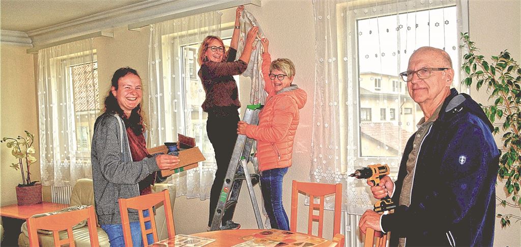 Die Hilfsbereitschaft ist groß: In Lomersheim richten Ehrenamtliche wie Myriam Weber (v.li.), Heike Stengel, Christina Henle und Georg Henle eine Wohnung im Pfarrhaus für geflüchtete Menschen aus der Ukraine ein.Foto: Stahlfeld