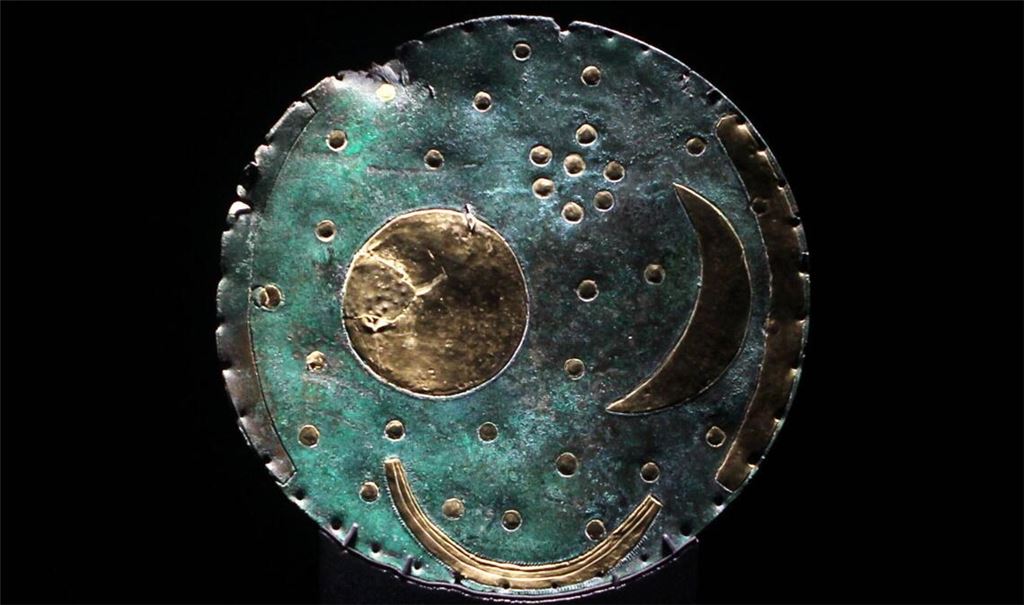 Die Himmelsscheibe ist einer der bedeutendsten archäologischen Funde Deutschlands. Sie war 1999 von zwei Raubgräbern nahe Nebra in Sachsen-Anhalt entdeckt worden.
