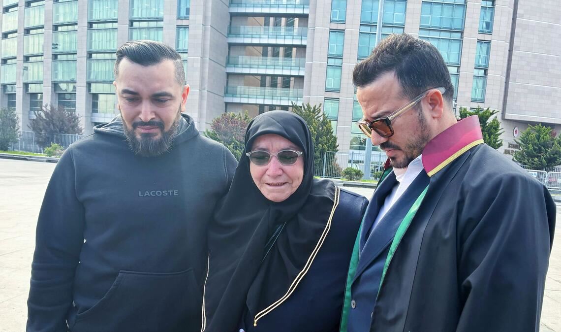 Die Hinterbliebenen der in Istanbul verstorbenen Familie aus Hamburg sind zum Prozessauftakt in Begleitung ihres Anwalts Yasar Balci (rechts) erschienen.