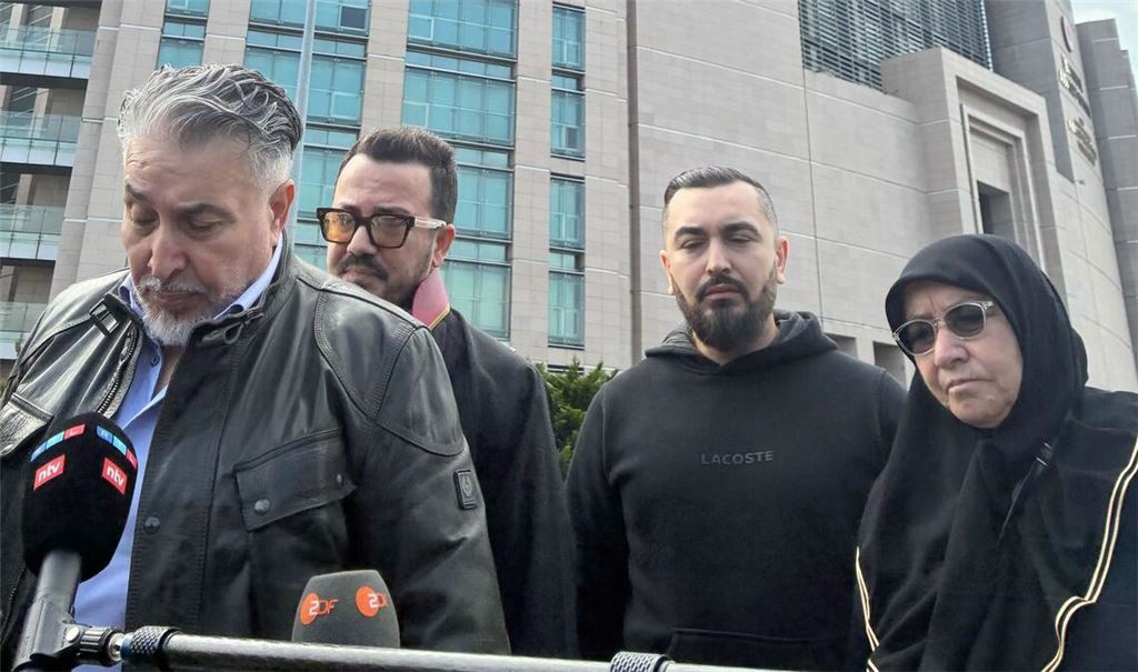 Die Hinterbliebenen der vierköpfigen Familie erhoffen sich ein hohes Strafmaß für die Angeklagten.