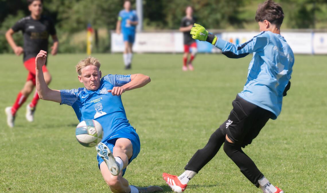 Die Hitze bestimmt auch das C-Jugendspieldes TSV Ötisheim (li.) gegen die Sportfreunde Mühlacker. Foto: Fotomoment