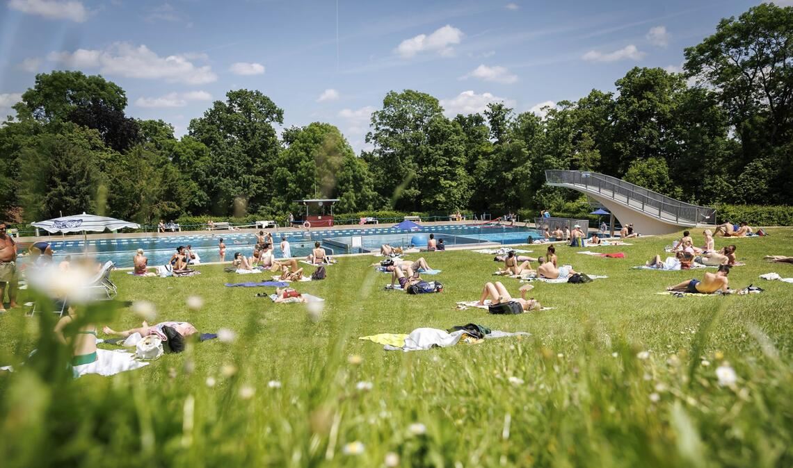 Die Hitze hält noch mindestens bis zum Wochenende an. Abkühlung gibt es beispielsweise im Freibad. (Archivbild)