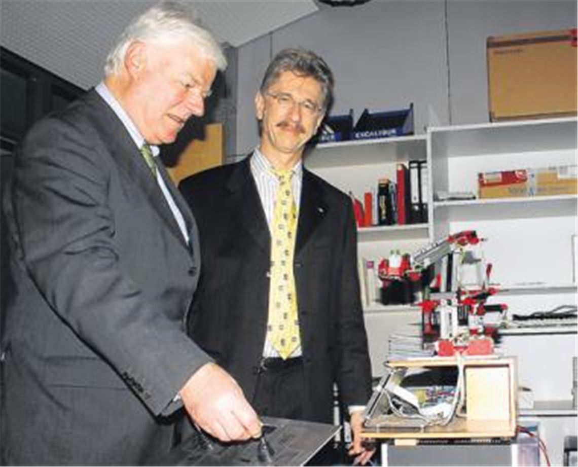 Die Hochschule will einen Studiengang für Mechatronik-Ingenieure anbieten. Professor Karlheinz Blankenbach (re.) demonstriert IHK-Hauptgeschäftsführer Rummel die Grundzüge. Foto: Kollros