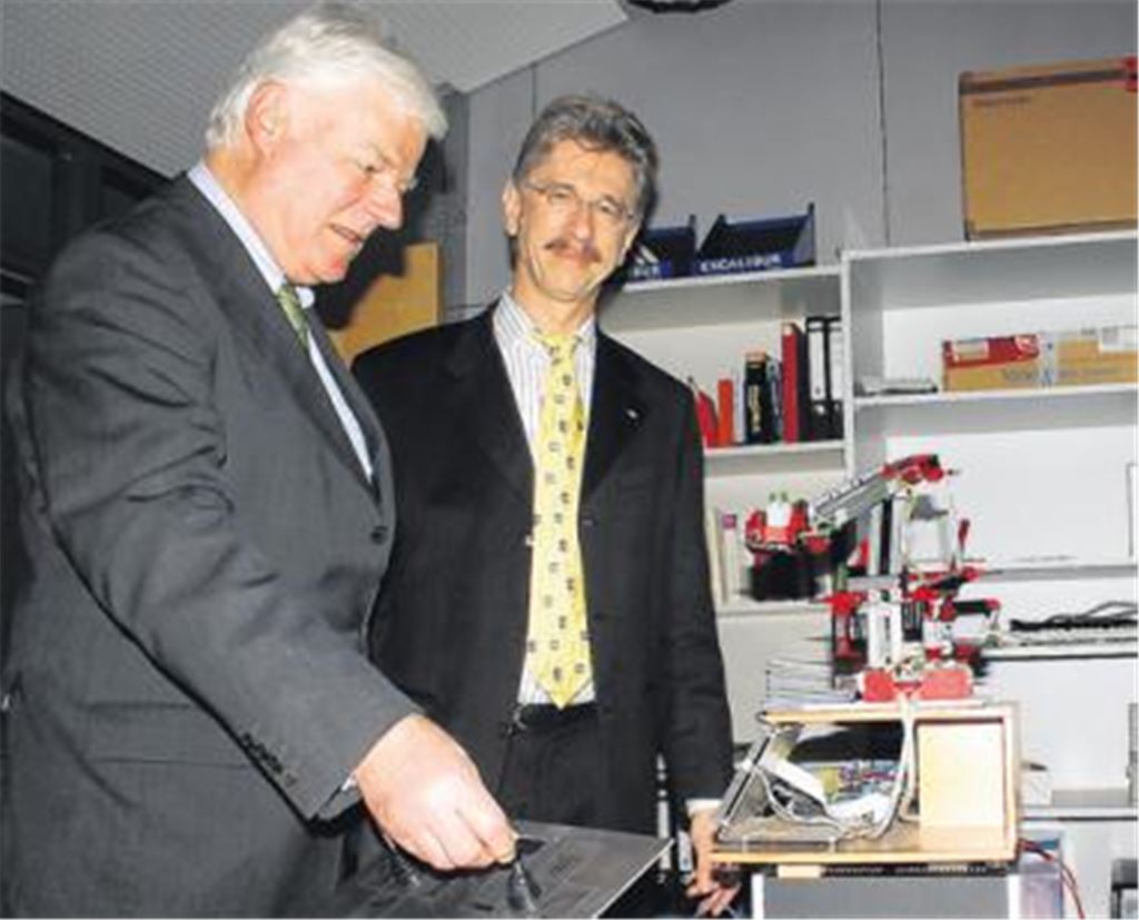 Die Hochschule will einen Studiengang für Mechatronik-Ingenieure anbieten. Professor Karlheinz Blankenbach (re.) demonstriert IHK-Hauptgeschäftsführer Rummel die Grundzüge. Foto: Kollros