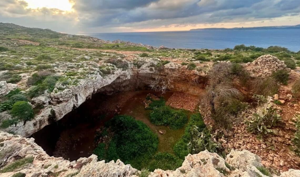 Die Höhlenfundstätte Latnija im Norden der Region Mellieħa auf Malta liefert Hinweise auf eine mehr als 1000-jährige Besiedlung durch Jäger und Sammler.