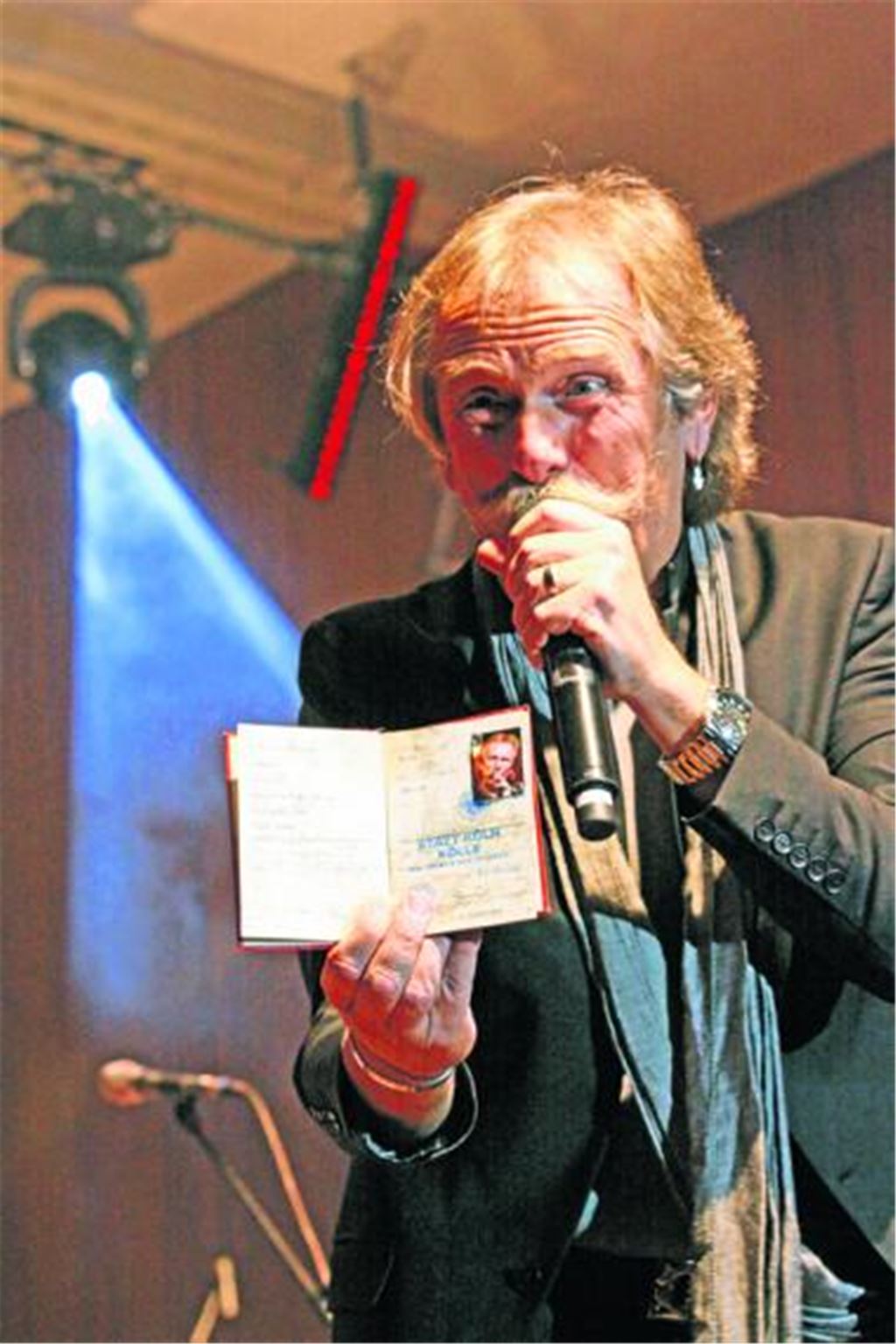 Die Höhner begeistern das Pforzheimer Publikum mit ihren Liebeserklärungen an die Kölner Lebensart. Front-Höhn Henning Krautmacher hat sogar einen Kölschen Pass. Fotos: Hansen