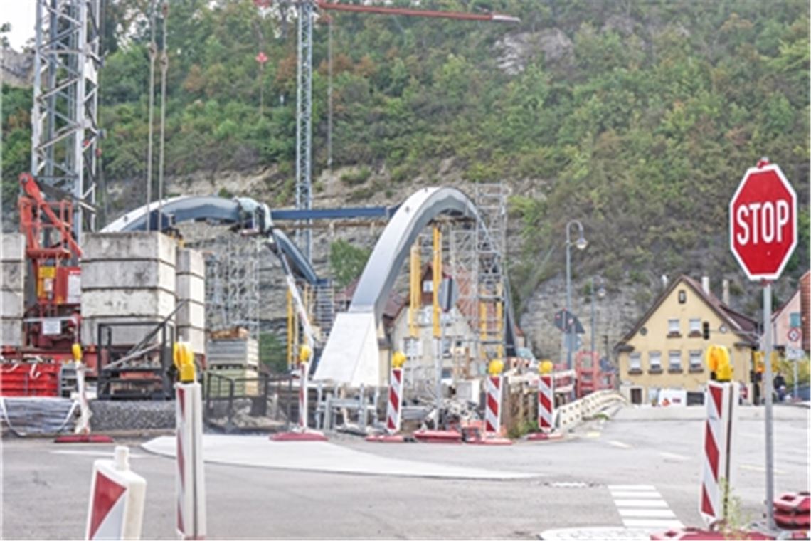 Die Hoffnung, die Baustelle für die neue Enzbrücke sei auf der Zielgeraden, hat sich zerschlagen. Foto: Friedrich