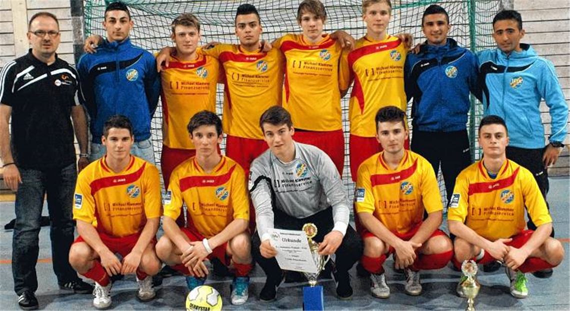 Die Hoffnungen des Fußballkreises ruhen auf dem 1. CfR Pforzheim: Kreisjugendleiter Sigfried Bartussek (li.) drückt Görkem Günasan, Patrick Bingert, Bahoz Mendanlioglu, Sandro Mörgenthaler, Marco Schröder, Ugur Bozkaya und Trainer Gökhan Gökce (hinten v. li.) sowie Kevin Anthoni, Marvin Rayling, Xaver Pendinger, Aykan Savkin und Deniz Öztürk (vorne v. li.) die Daumen. Foto: Fußballkreis Pforzheim