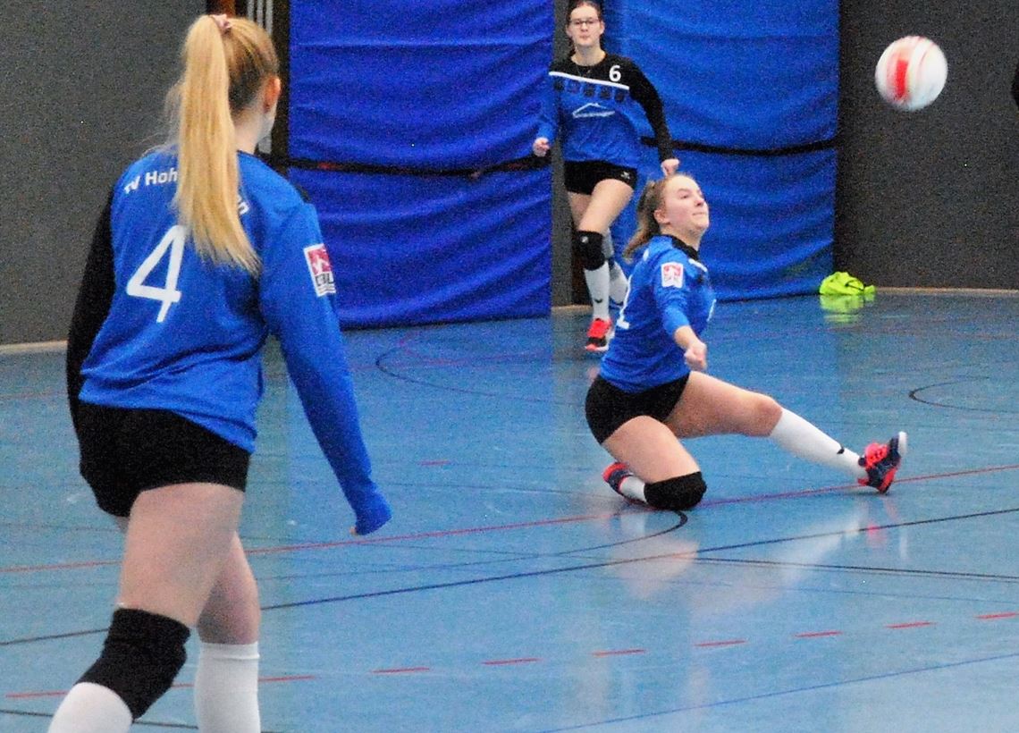 Die Hohenklingerinnen zeigen vor allem im ersten Spiel gegen den TV Langen eine engagierte Leistung und verbuchen damit zumindest einen Satzgewinn. Im Bild: Lena Falkenstein, beobachtet von Schwester Mareen (li.) und Jana Bäuerle (Hintergrund). Foto: Haller