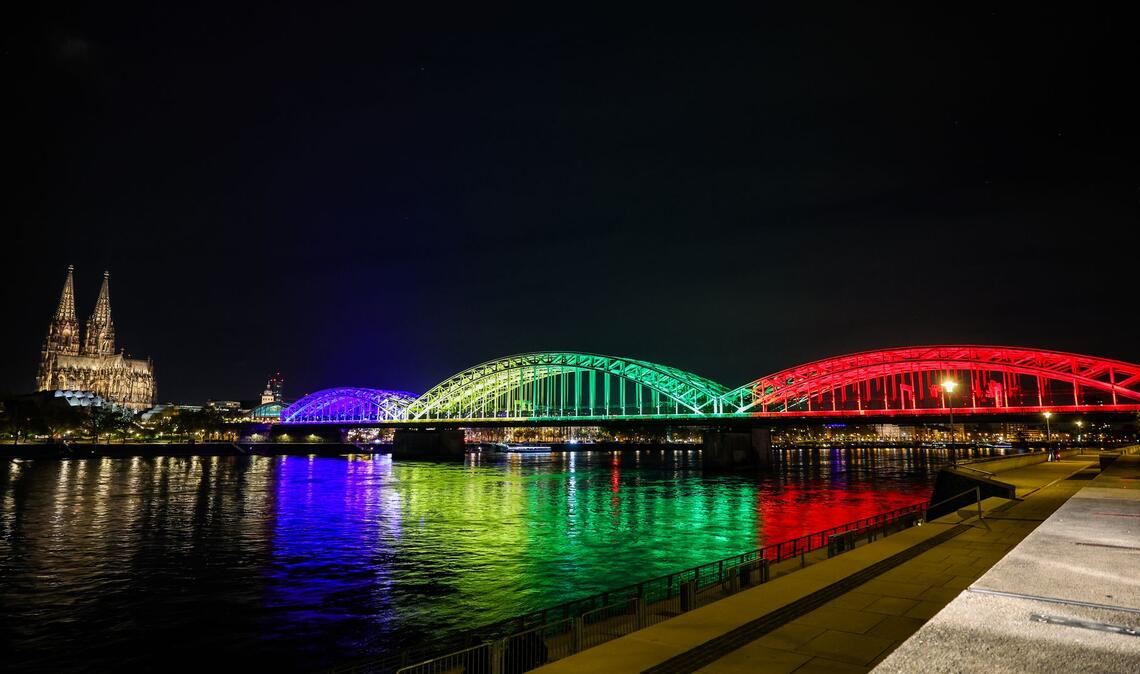 Die Hohenzollernbrücke leuchtet in den olympischen Farben.