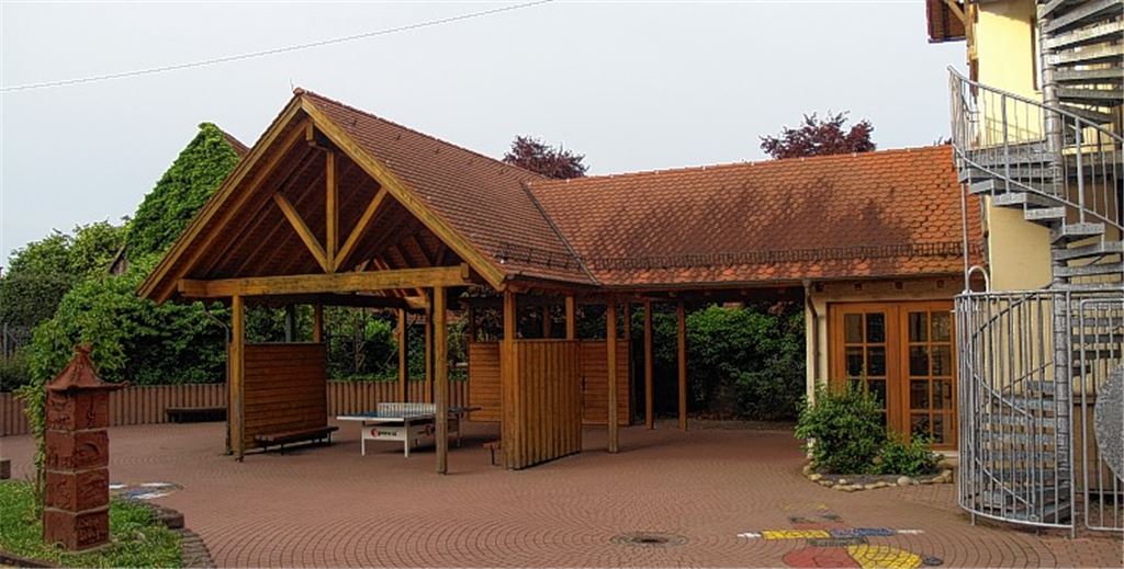 Die Holzkonstruktion des überdachten Pausenplatzes soll einem rund 100 Quadratmeter großen Anbau weichen. „Der Abbau sollte sorgfältig erfolgen, die Hölzer sind alle gut erhalten und sollten anderweitig wieder verwendet werden“, empfiehlt Architekt Wolfgang Maier.