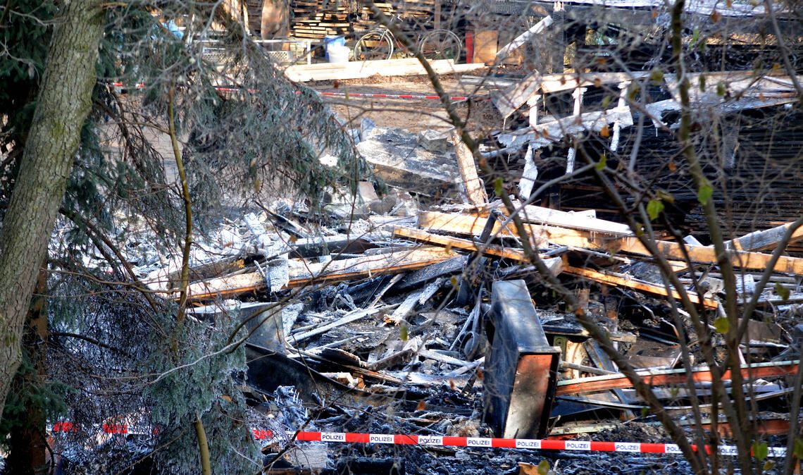 Die Holzwerkstatt wird bei einem verheerenden Brand zerstört. Foto: Archiv