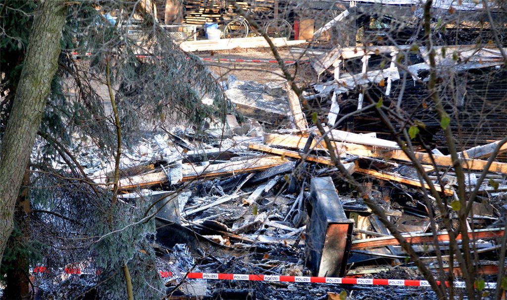 Die Holzwerkstatt wird bei einem verheerenden Brand zerstört. Foto: Archiv