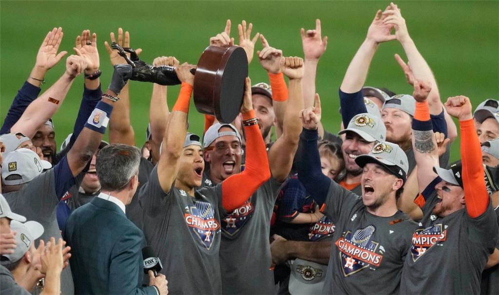 Die Houston Astros feiern ihren Sieg in Spiel sechs der World Series gegen die Philadelphia Phillies.