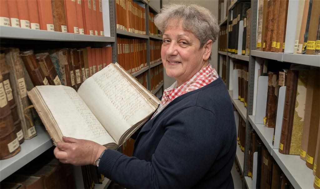 Die Hüterin des Archivs: Ein Kilometer lang sind die Regale, gefüllt mit Dokumenten aus der Stadtgeschichte. Foto: Fotomoment