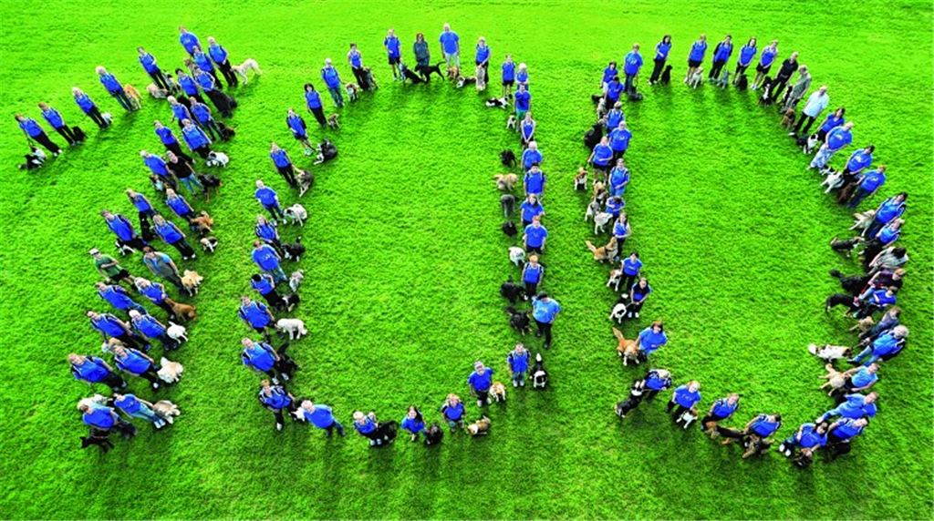 Die Hundesportler aus Mühlacker feiern das 100-jährige Bestehen des Vereins, der für neun Jahre nur auf dem Papier bestand, ehe er vor 50 Jahren wiederbelebt wurde Fotos: HSV Mühlacker