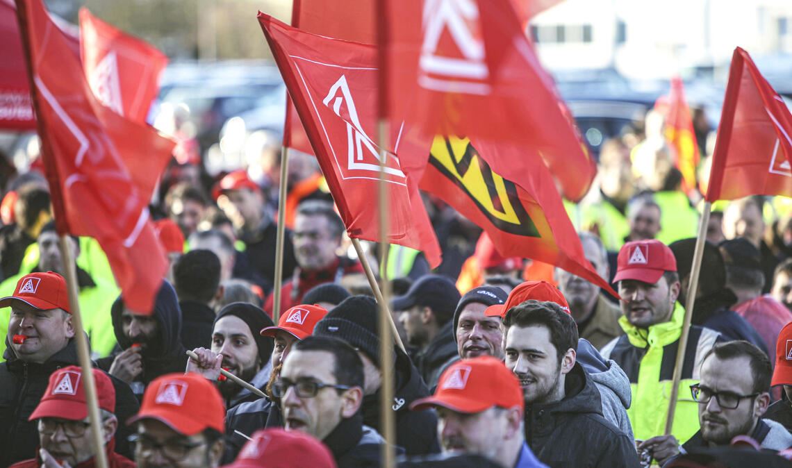 Die IG Metall organisiert auch in Mühlacker regelmäßig Proteste und Kundgebungen für Arbeitnehmer und ihre Interessen – wie etwa hier bei Mahle. Foto: Archiv/Disselhoff