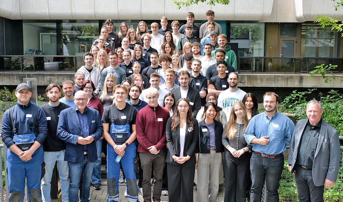 Die IHK würdigt das Engagement der jungen „Ausbildungsbotschafter“. Foto: IHK
