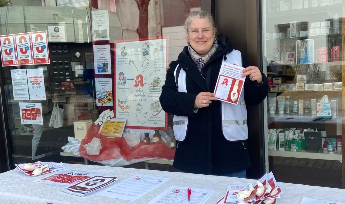 Die Illinger Apothekerin Katrin Rapp stößt am Protesttag, wie sie sagt, bei ihrer Kundschaft auf großes Verständnis. Fotos: Stahlfeld